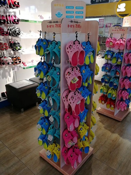 UNI POP / PDQ Displays inside stores for shoes